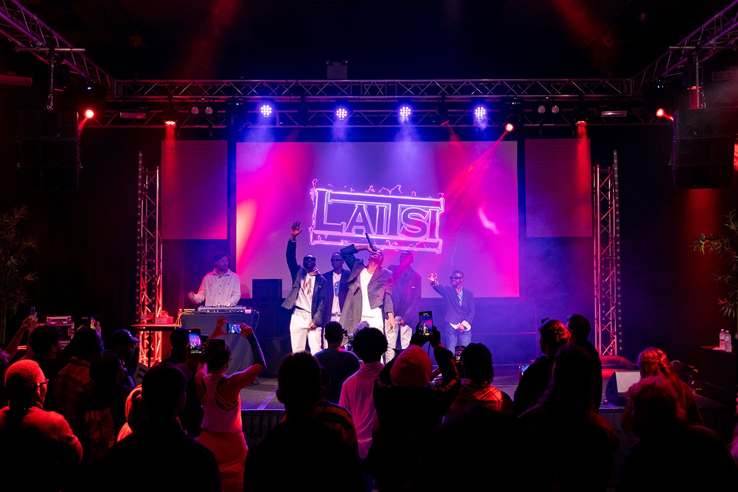 Wide shot of a Bizzo live show